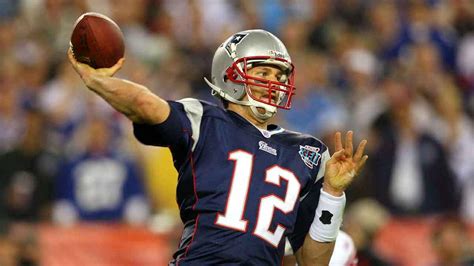 Tom Brady a pályán koncentrál