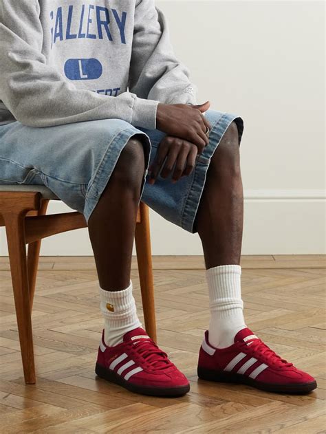 Streetwear outfit adidas Handball Spezial cipővel