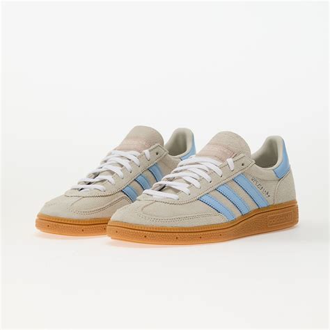 Az adidas Spezial kollekció ruhái és cipői