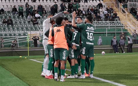 Chapecoense szurkolók gyertyás megemlékezése a stadionnál