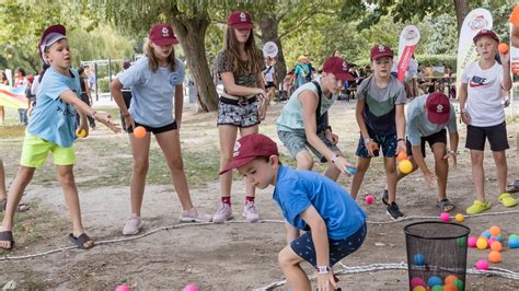 gyerekek ügyességi játékot játszanak