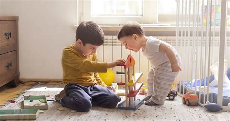 gyerekek gondolkodós játékot játszanak