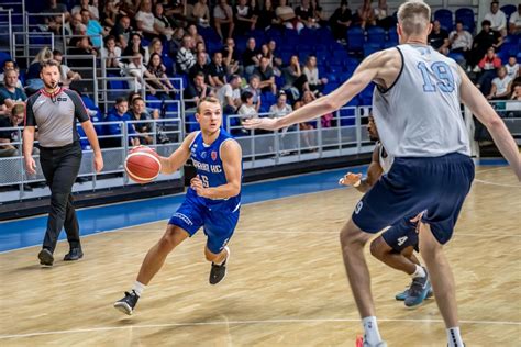 Fiatal futsal csapat edzőtáborban