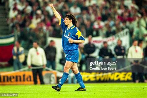 Michele Padovano ünnepli gólját az Ajax ellen