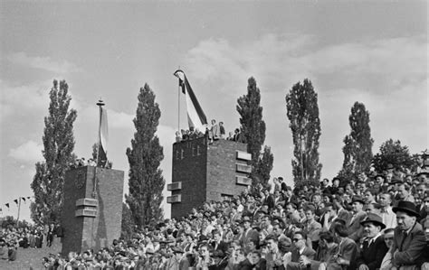 Magyarország-Lengyelország mérkőzés a régi Nagyerdei Stadionban 1949-ben