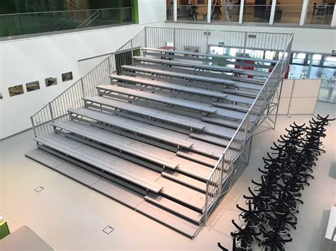 Mobil lelátó futballpályán