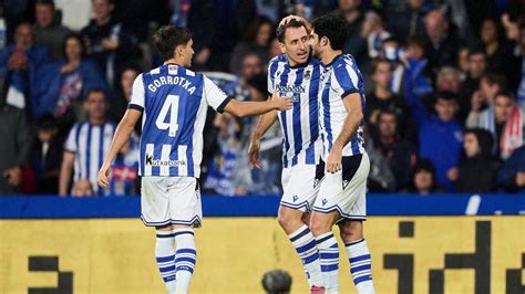 Az 1976-os Real Sociedad vs Athletic Bilbao mérkőzés, ahol a játékosok az Ikurriña mögött vonultak ki a pályára