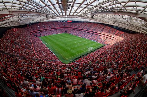 Az Estadio San Mamés, az Athletic Bilbao otthona, egy mérkőzés közben