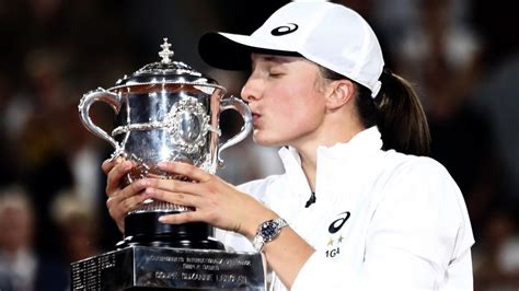 Iga Świątek ünnepli wimbledoni győzelmét, kezében a trófeával
