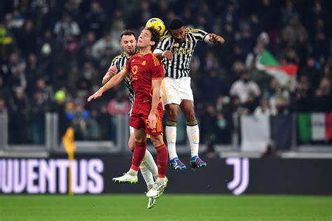 Roma és Juventus játékosok küzdenek a labdáért egy Serie A mérkőzésen