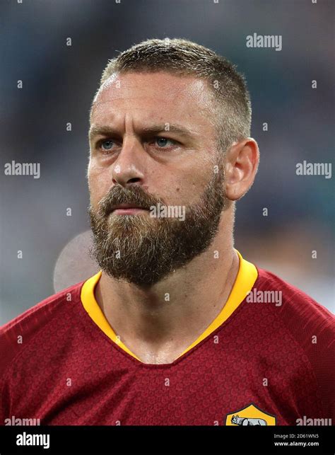 Daniele De Rossi, az AS Roma edzője taktikai utasításokat ad