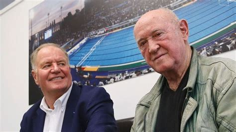Kemény Dénes és Kemény Ferenc a medence partján
