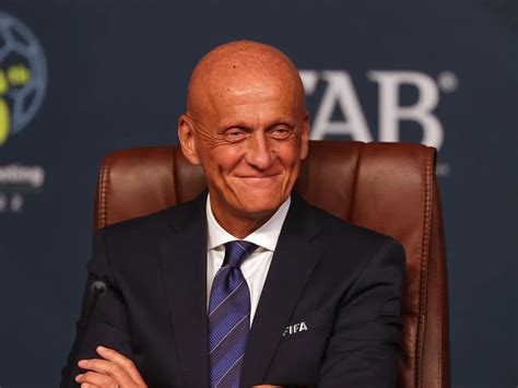 Játékvezető új szabályokat mutat be
