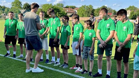 Gyermek futballista étkezés előtt