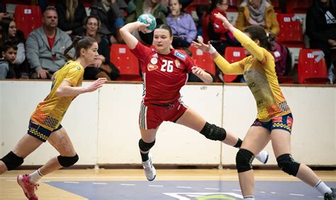 Fiatal kézilabdázók edzésen egy sportcsarnokban
