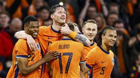 A holland válogatott edzésen, modern Surinamese-holland játékosokkal