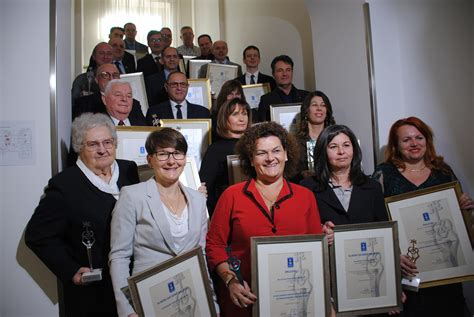 Csoportkép teniszezőkről egy évzáró rendezvényen, díjátadóval