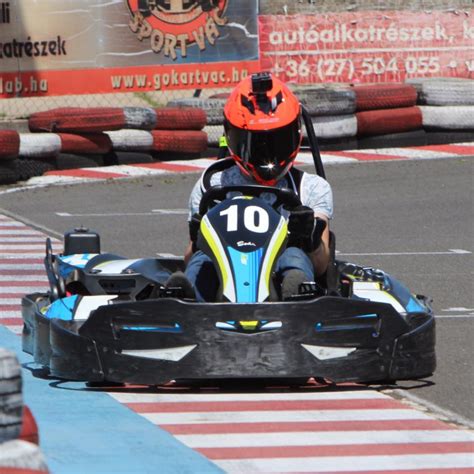Gokart pályán versenyző pilóták
