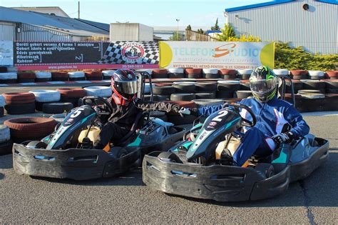 Endurance gokart versenyzők csapatban