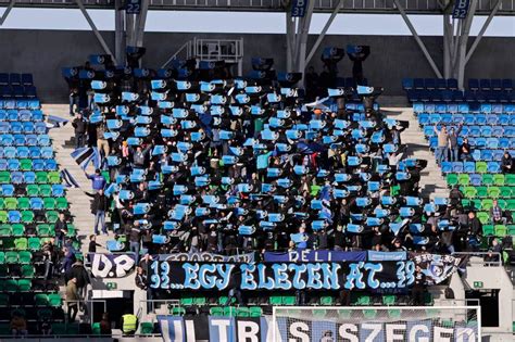 Labdarúgó-szurkolók ünneplése egy nagy mérkőzésen