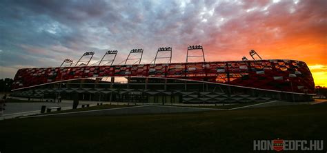 Az új Bozsik Stadion külső nézete éjszaka