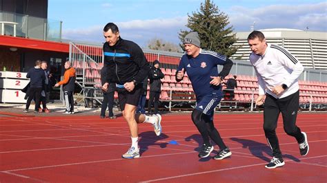 Fizikai tesztet végrehajtó futballbírók