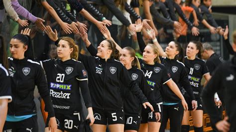 Siófok KC csapatkép az EHF-kupa trófeával