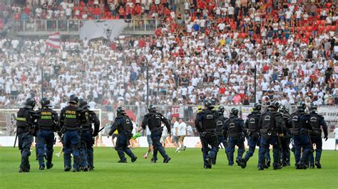Újpest-Fradi derbi rendőri beavatkozás a szurkolói balhé után
