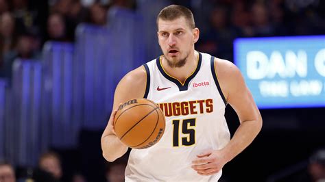 Nikola Jokić passzolás közben