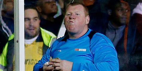 Wayne Shaw pitét eszik a kispadon