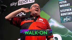 Darts walk-on lányok a színpadon