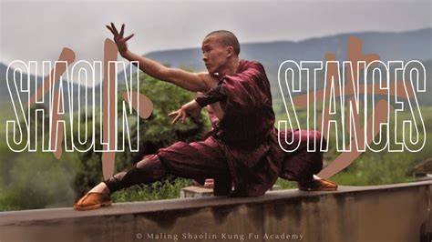 A Shaolin Foci csapata focizás közben, kung fu mozdulatokkal