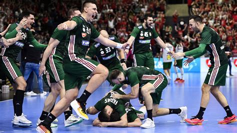 A magyar csapat ünneplése a Tatabányai Multifunkciós Csarnokban