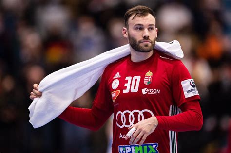 Szita Zoltán gólra tör a portugál védelem szorításában