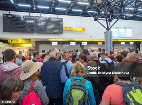Buszmegállóban várakozó emberek Budapesten
