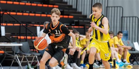 Fiú serdülő kosárlabda mérkőzés dinamikus pillanata