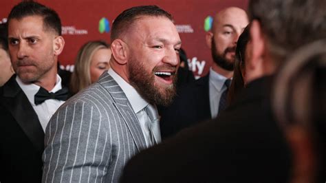 Conor McGregor harc közben az oktagonban