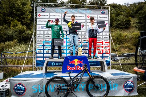 Mountain bike versenyzők különböző szakágakban