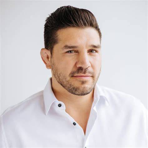 Patrick Cote jégkorongozó akcióban