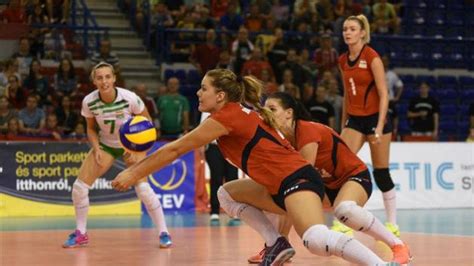 Női röplabda csapat a pályán