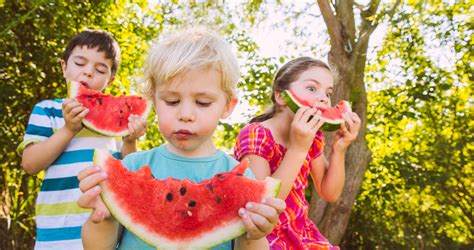 gyerekek almát esznek