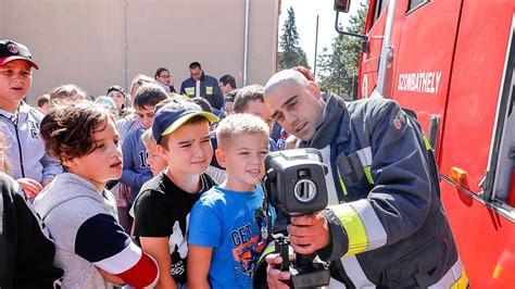 gyerekek kincset keresnek