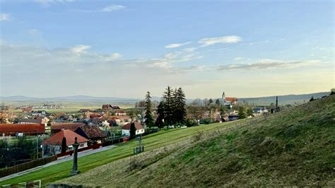 A Csíkszereda jégkorongcsapatának címere és egy mérkőzésről készült fotó
