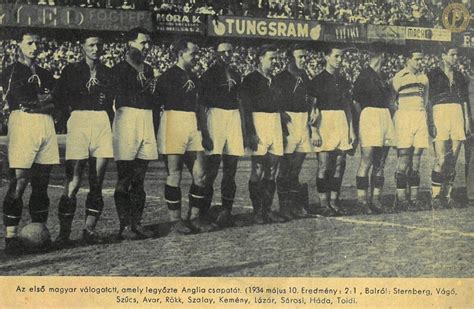 A magyar válogatott ünnepli a győzelmet Anglia ellen