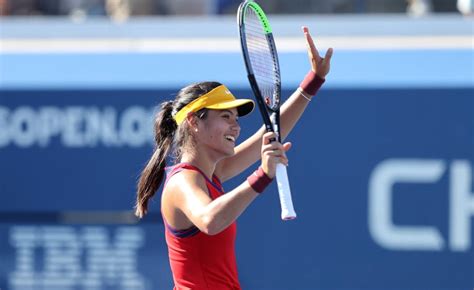 Emma Răducanu US Open trófeájával