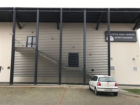 Az Oroszlányi Sportcsarnok kívülről és belülről