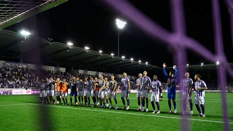 Az Újpest FC ünneplő játékosai a kupadöntő után