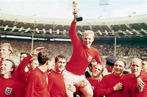 Bobby Moore az 1966-os világbajnoki kupával
