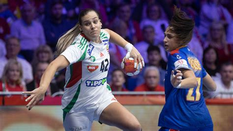 Klujber Katrin mezben, labdával a kezében