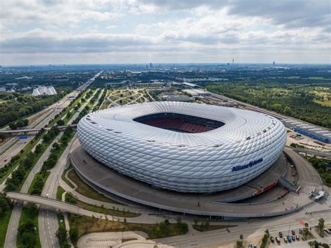 Modern futballstadion és mérkőzésnézők a televízióban